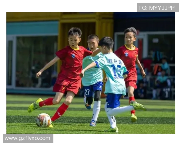两个学校的小足球队在绿茵场上激烈角逐展现青春风采与团队精神